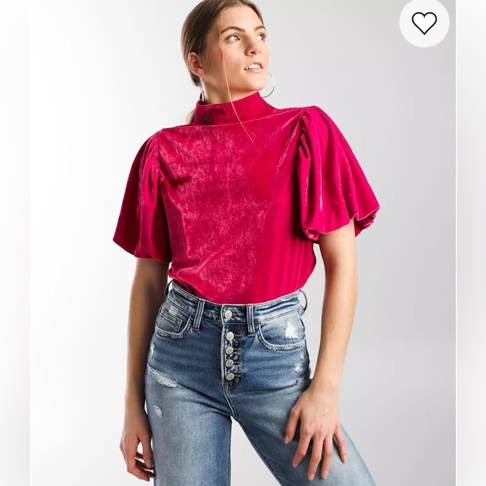 Free People Hot Pink Velvet
Puff Sleeve Mock Neck Tee Women's
Small preloved